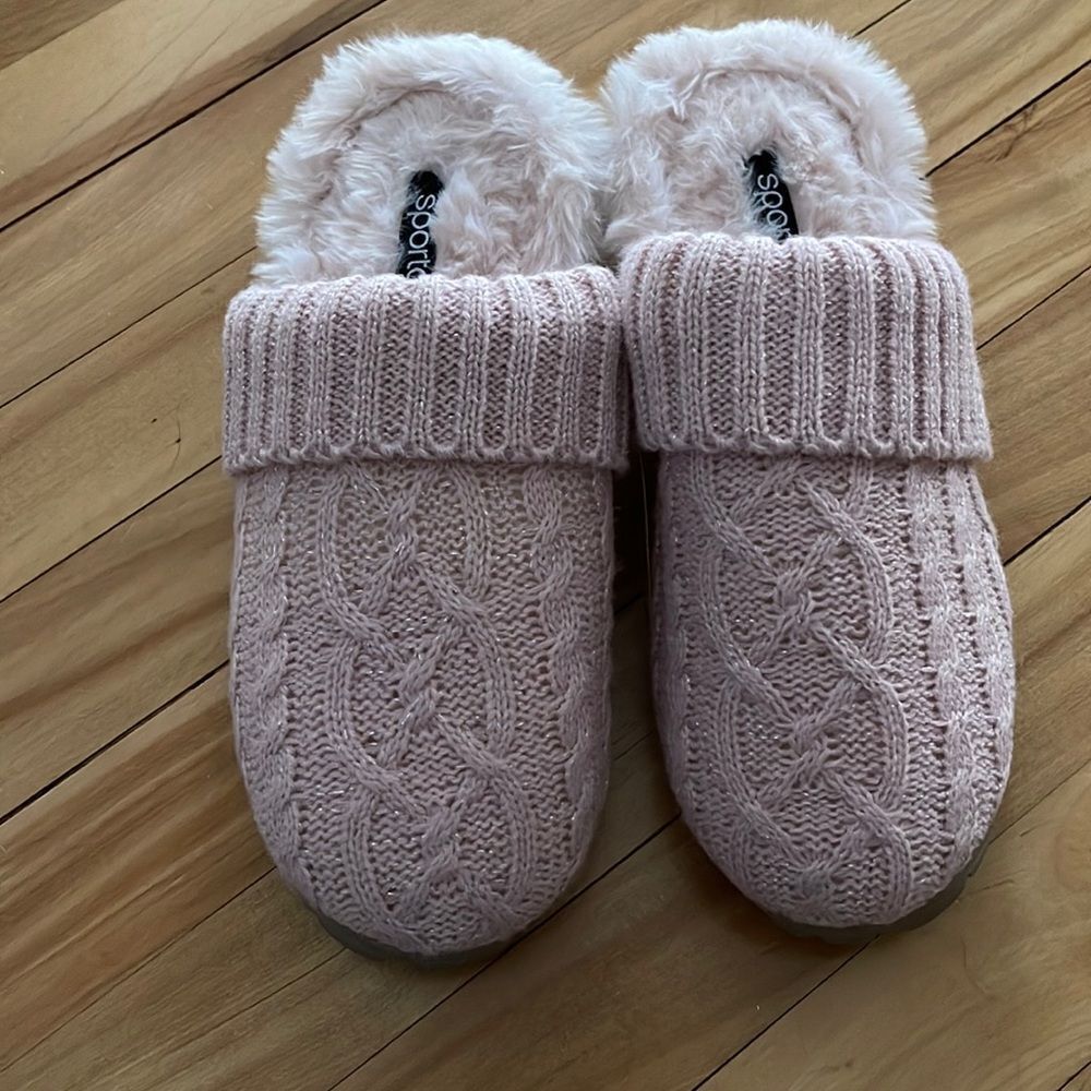 Sporto soft pink vegan fur lined cable sweater mules. New. Large 9-10.